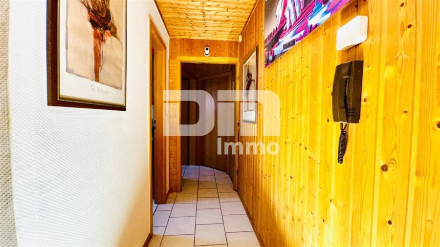 Umfangreich teilsaniertes Dreifamilienhaus mit Garage + PV Anlage und großem Garten - WE3 DG Flur / Diele